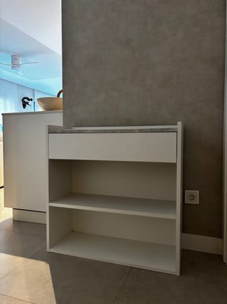 Mueble de almacenaje blanco y gris