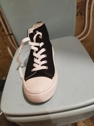 Zapatillas altas negras y blancas