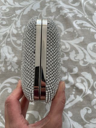 Bolso de mano plateado con pedrería