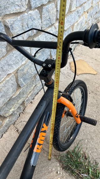 Bici BMX nera e arancione