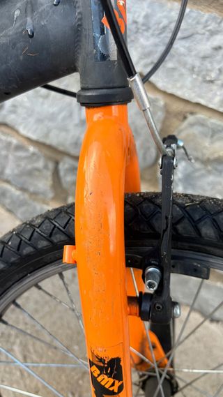 Bici BMX nera e arancione