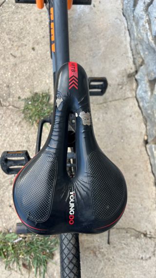 Bici BMX nera e arancione