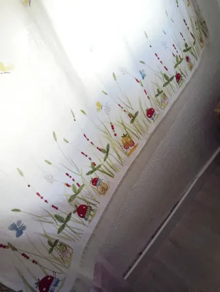 Dos cortinas blancas con estampado infantil