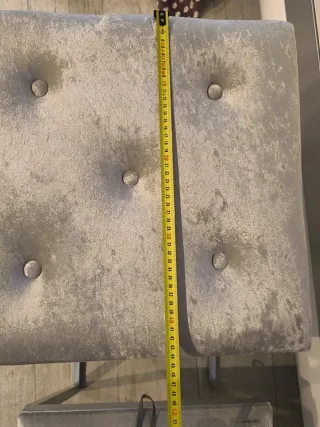 Bancos de dormitorio beige y plateados