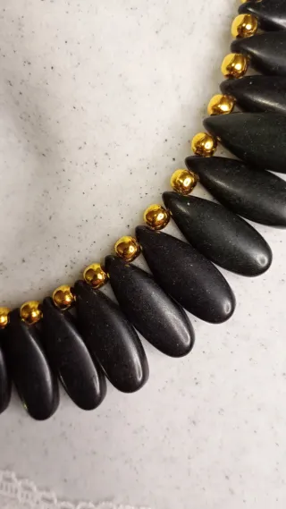 Collana con pietre naturali nere e oro