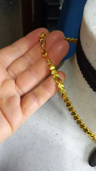Collana con pietre naturali nere e oro