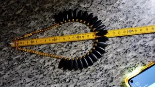 Collana con pietre naturali nere e oro