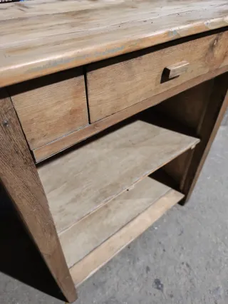Mueble de madera con cajón y estantes