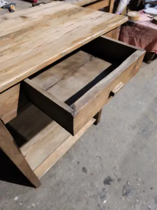 Mueble de madera con cajón y estantes