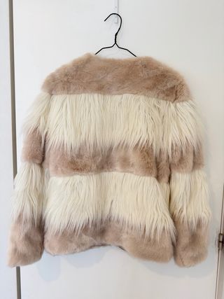 Abrigo pelo Zara beige y blanco