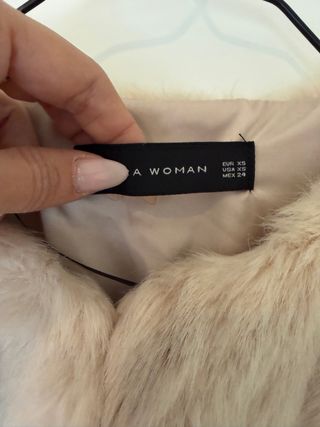 Abrigo pelo Zara beige y blanco