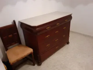 Cómoda de madera con tapa de mármol