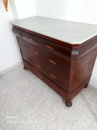 Cómoda de madera con tapa de mármol