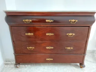 Cómoda de madera con tapa de mármol