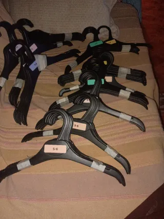 Lote de 4 perchas de plástico negras