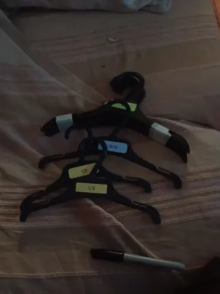 Lote de 4 perchas de plástico negras
