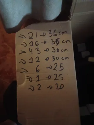 Lote de 4 perchas de plástico negras