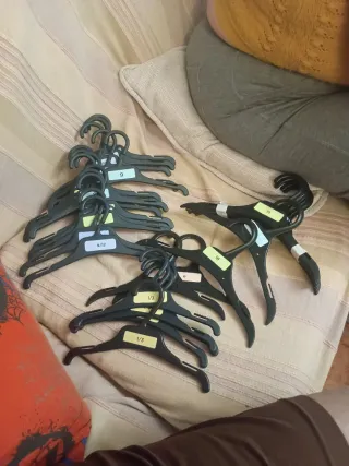 Lote de 4 perchas de plástico negras