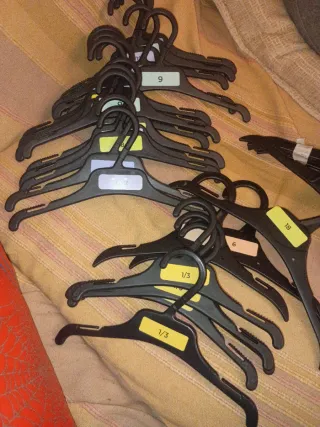 Lote de 4 perchas de plástico negras