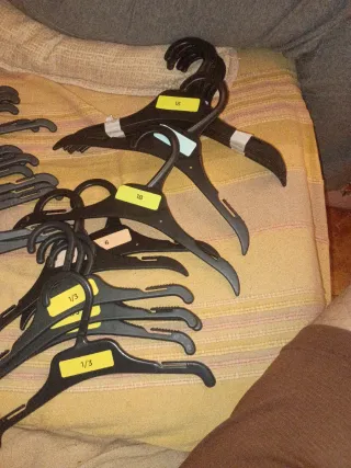 Lote de 4 perchas de plástico negras