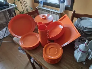 Vajilla de plástico naranja y porcelana