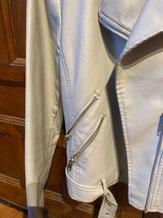 Cazadora cuero gris efecto piel