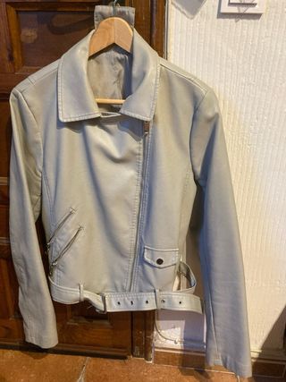 Cazadora cuero gris efecto piel