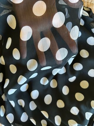 Blusa de lunares negra y blanca
