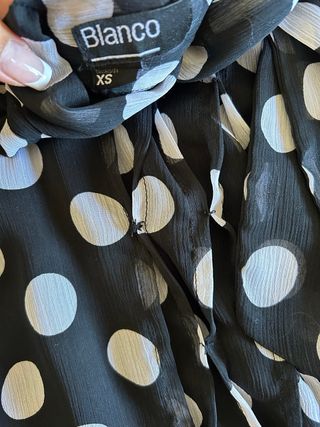 Blusa de lunares negra y blanca