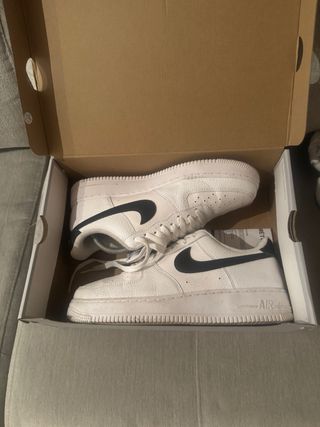 Nike Air Force 1 Bianche con Logo Nero