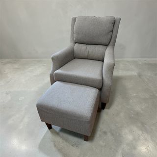 Butaca gris con reposapiés