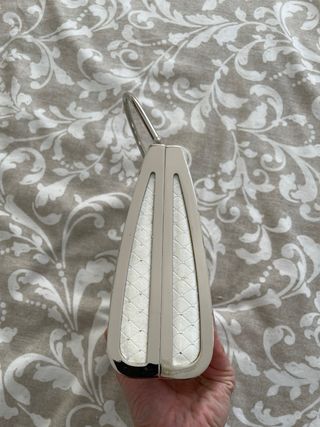 Bolso de mano blanco y plateado