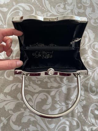 Bolso de mano blanco y plateado