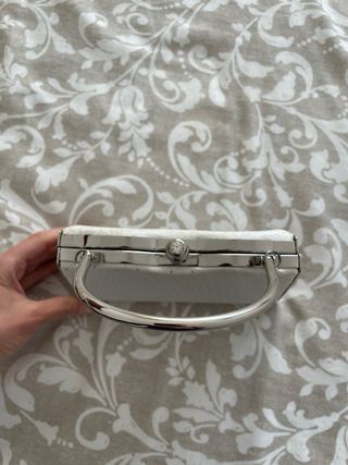 Bolso de mano blanco y plateado