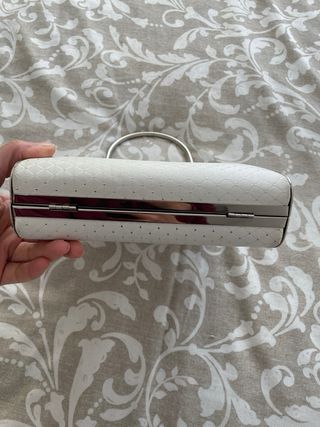 Bolso de mano blanco y plateado