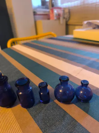 Piccoli vasetti di vetro blu vintage