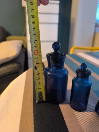 Piccoli vasetti di vetro blu vintage