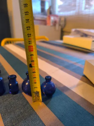 Piccoli vasetti di vetro blu vintage