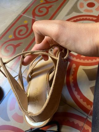 Tacones beige abiertos con cordones - 39