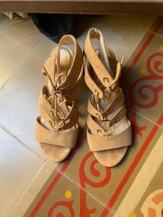Tacones beige abiertos con cordones - 39