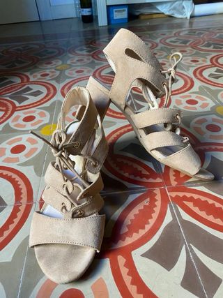 Tacones beige abiertos con cordones - 39