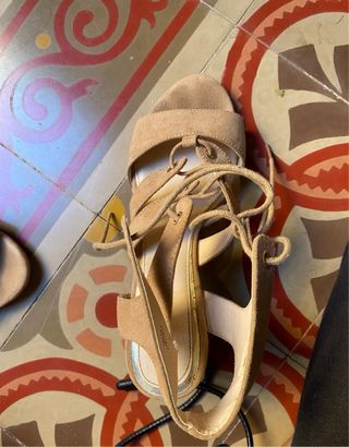 Tacones beige abiertos con cordones - 39