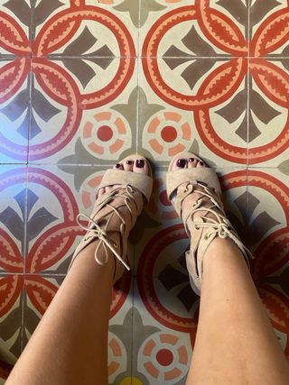 Tacones beige abiertos con cordones - 39