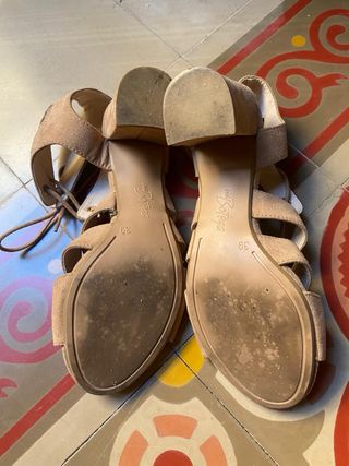 Tacones beige abiertos con cordones - 39