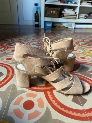 Tacones beige abiertos con cordones - 39