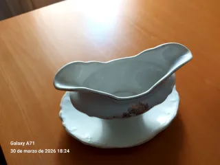 Sopera y salsera de porcelana dorada