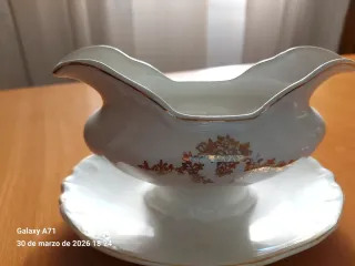 Sopera y salsera de porcelana dorada