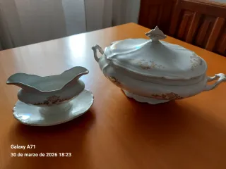 Sopera y salsera de porcelana dorada