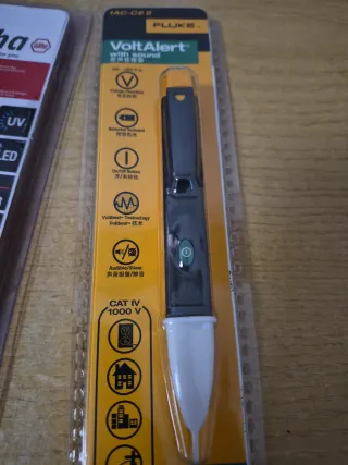 Linterna Wiha y Detector Voltaje Fluke