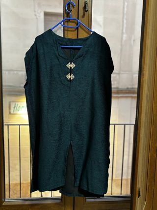 Vestido medieval azul con detalles plateados